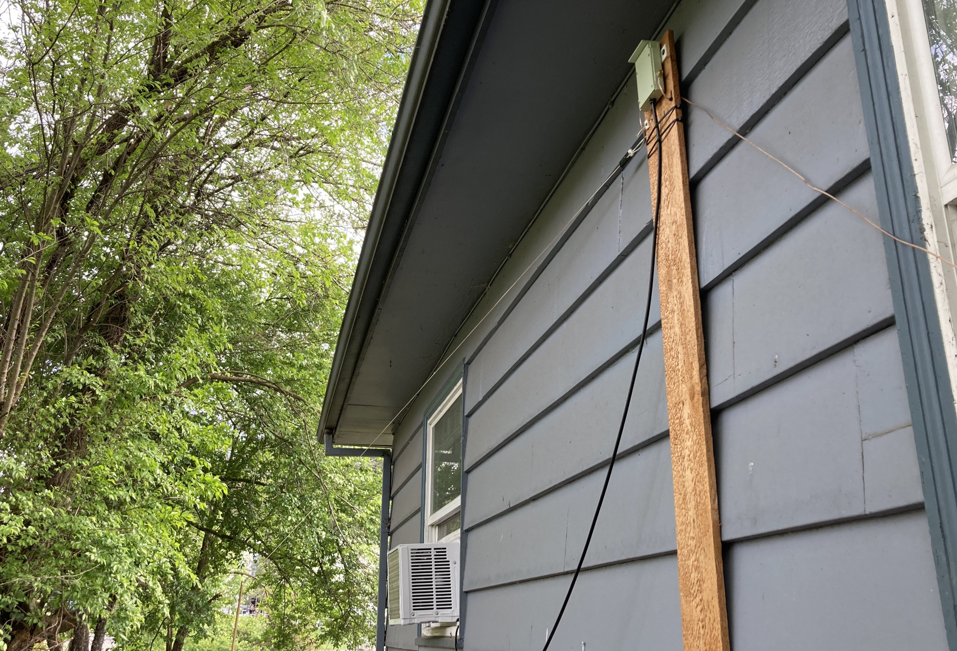 Long view of both ends of the antenna